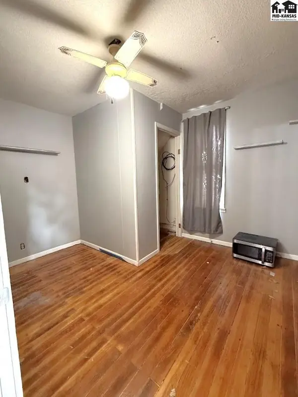 305 S Locust St, Inman, KS 67546