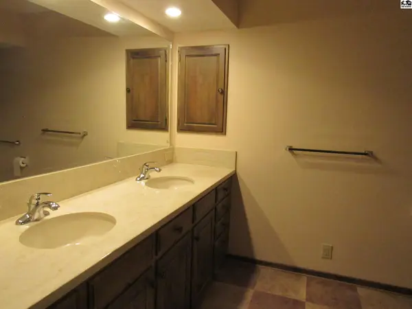 3105 N Nutmeg Ln, Hutchinson, KS 67502