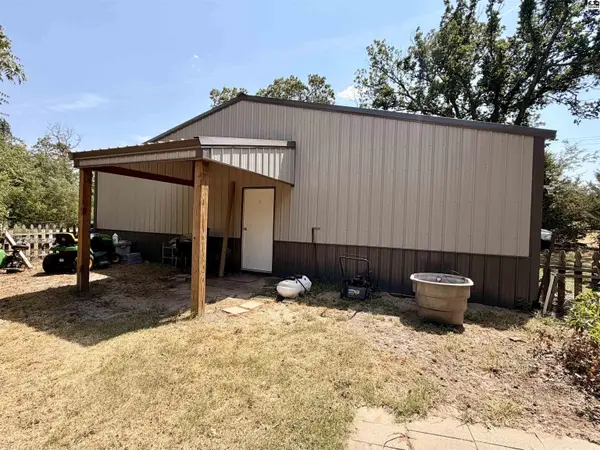 1302 E 95th Ave, Hutchinson, KS 67502