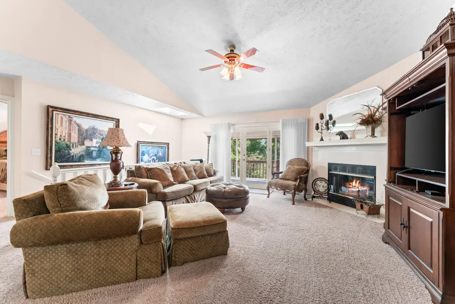 200 Eagle Pointe DR, Branson, MO 65616