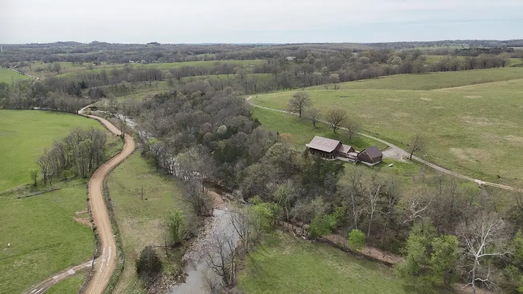 300 Round Up Lane, Bakersfield, MO 65609