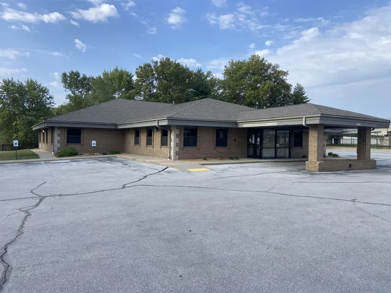2212 W Kearney ST, Springfield, MO 65803