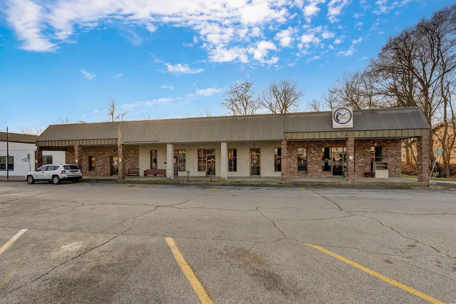 302 W Jackson ST, Bolivar, MO 65613