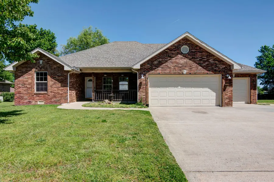 1740 S Village LN, Bolivar, MO 65613