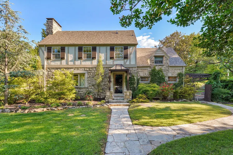 956 E University ST, Springfield, MO 65807