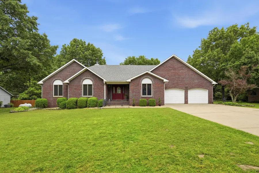 905 Macy DR, Neosho, MO 64850