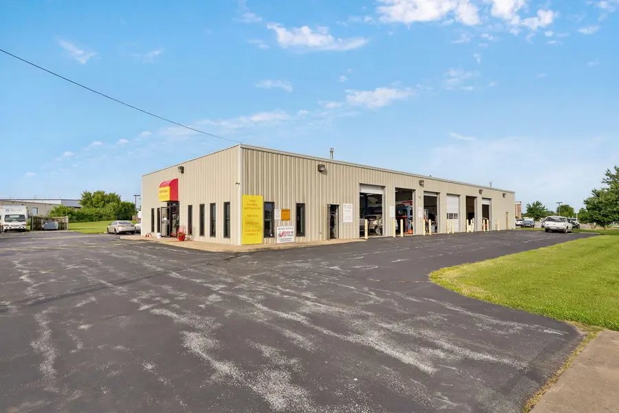 2140 W Sunset ST, Springfield, MO 65807