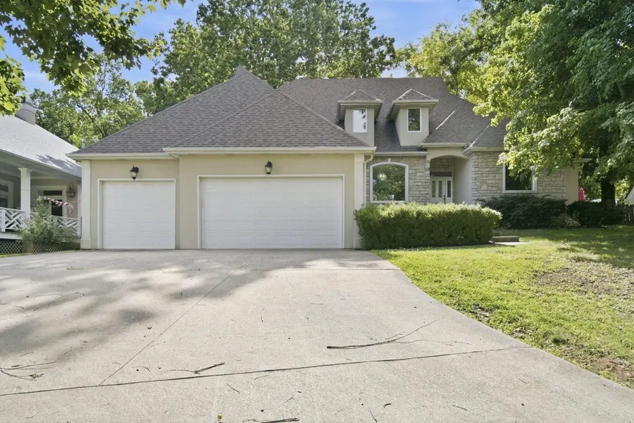 1628 S Charing RD, Springfield, MO 65809