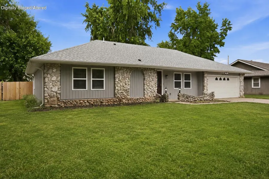 3815 S Queens CT, Springfield, MO 65807