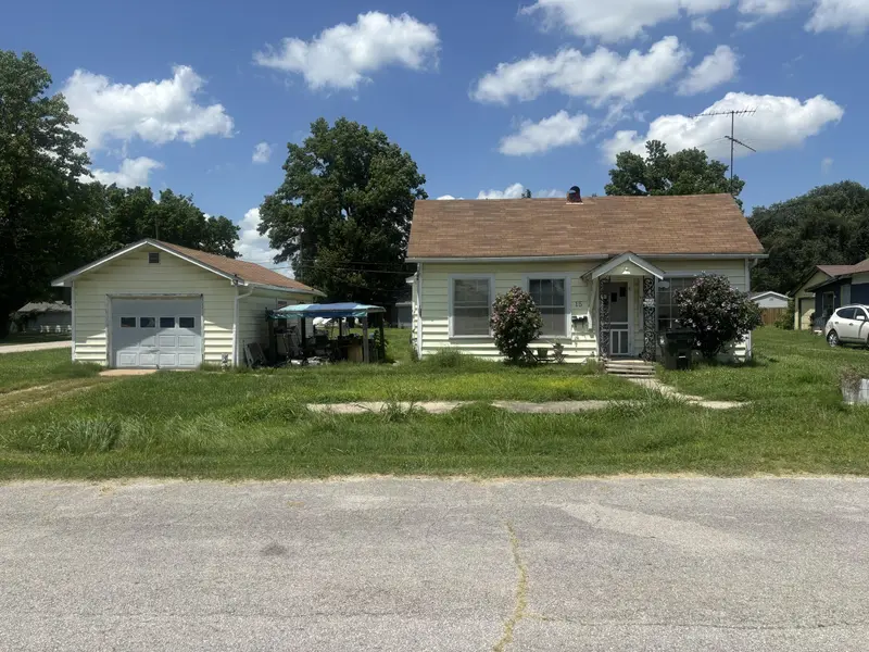 15 W Lee ST, Aurora, MO 65605