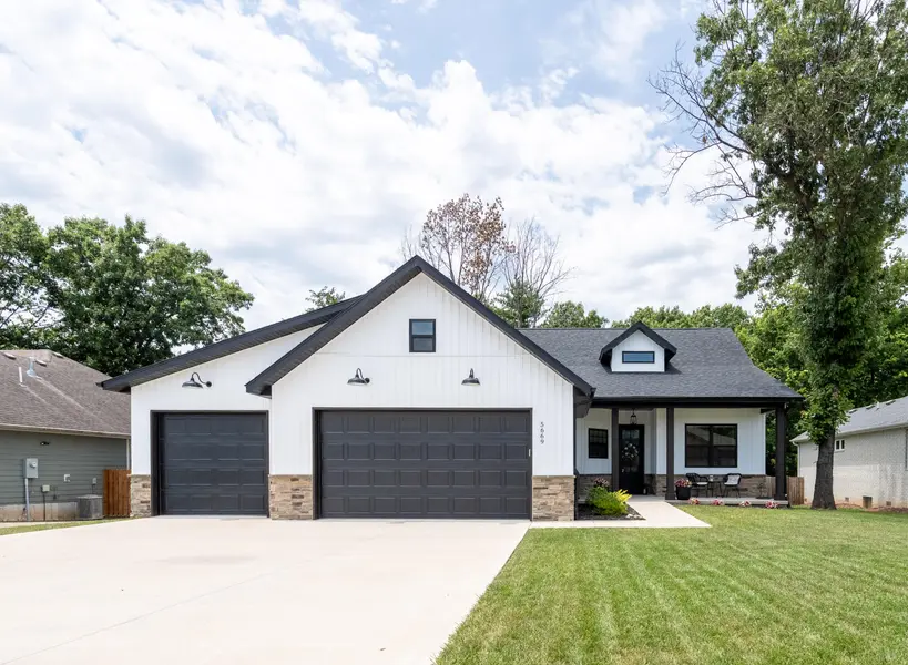 5669 S Cloverdale LN, Battlefield, MO 65619