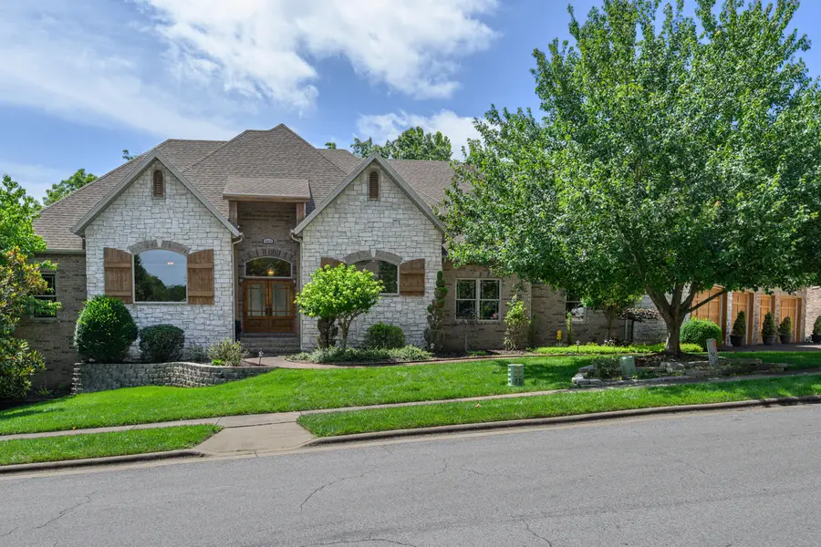 1418 E River Oaks LN, Springfield, MO 65804