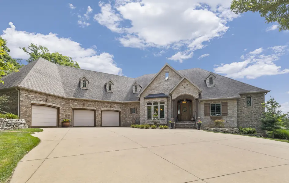 1806 S Farm Road 205, Springfield, MO 65809
