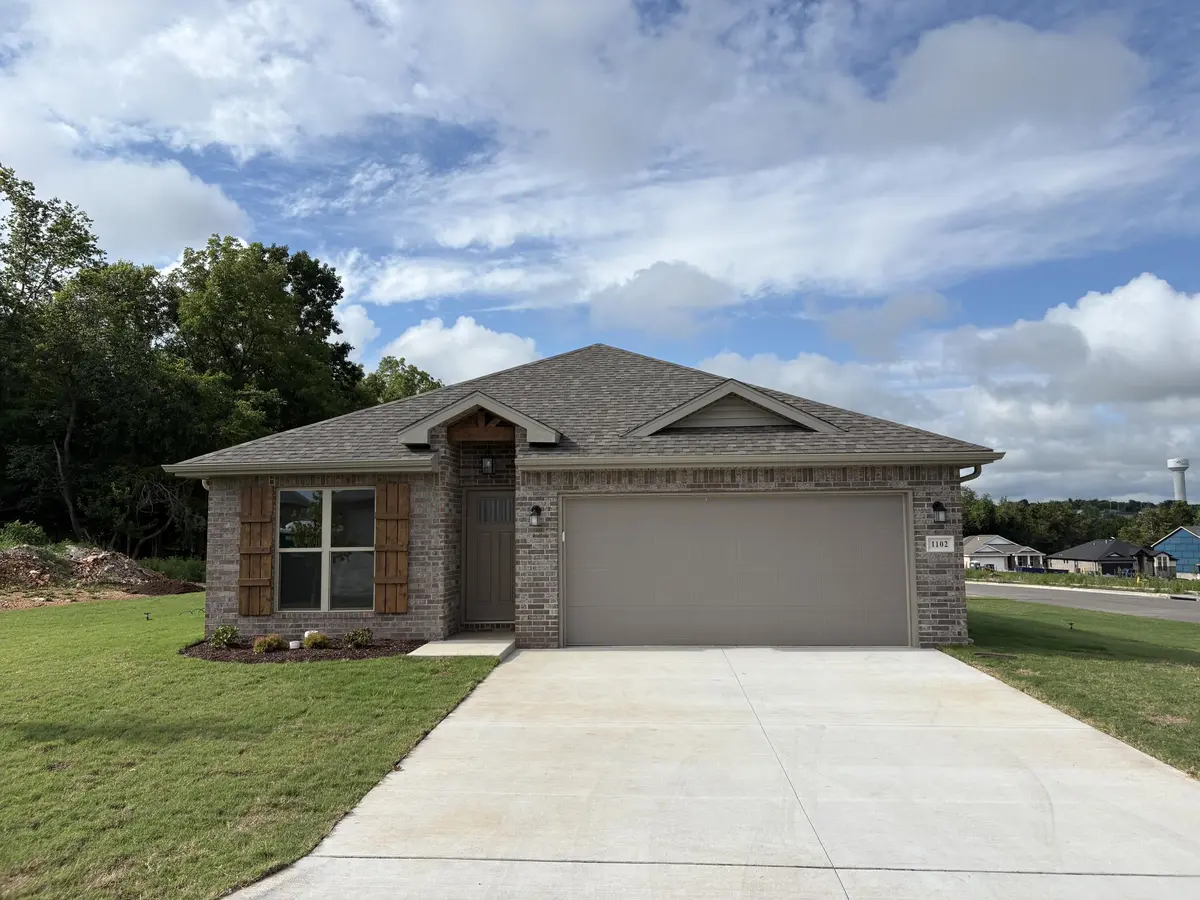 1102 W Jay ST, Ozark, MO 65721