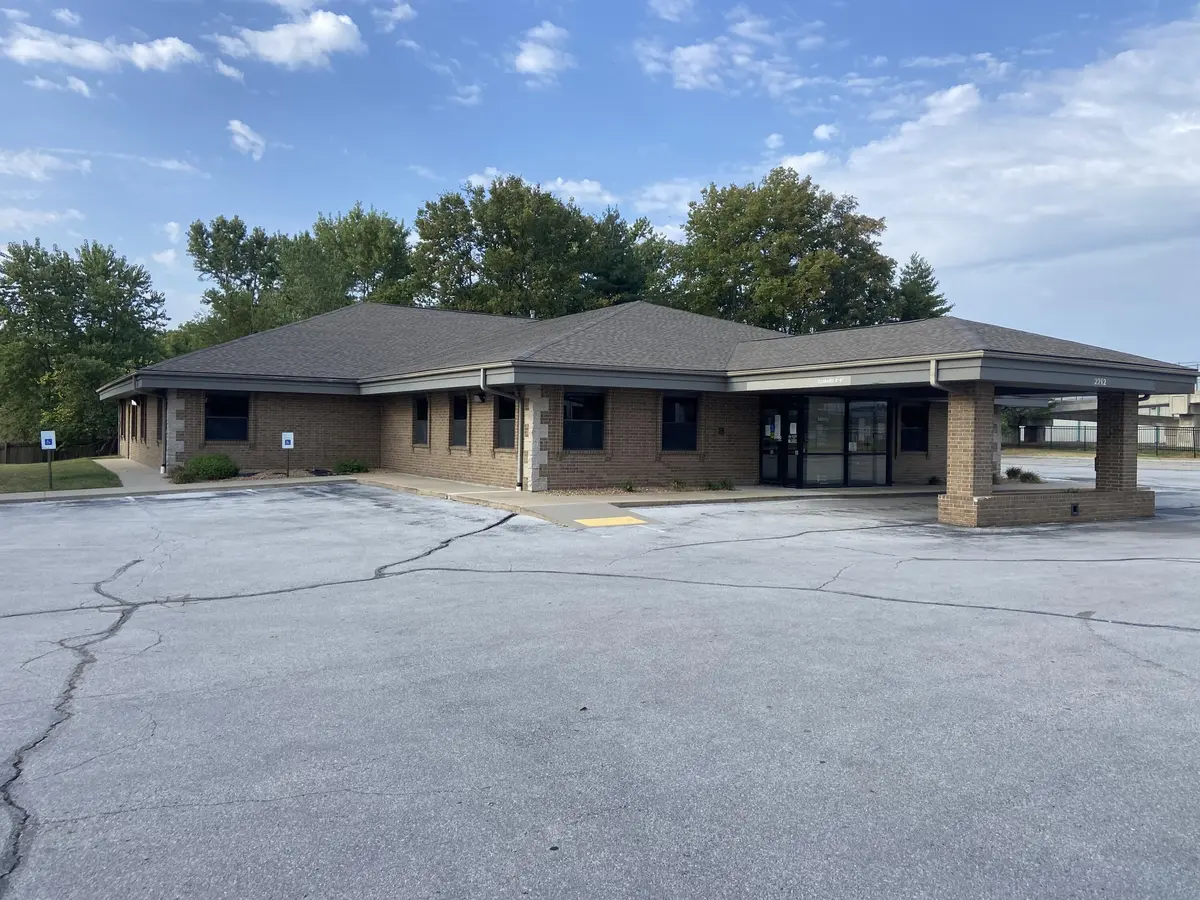2212 W Kearney ST, Springfield, MO 65803