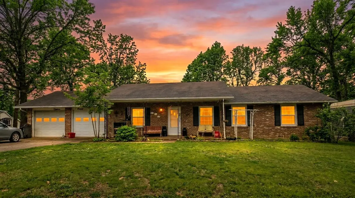 1820 Wayhaven DR, West Plains, MO 65775