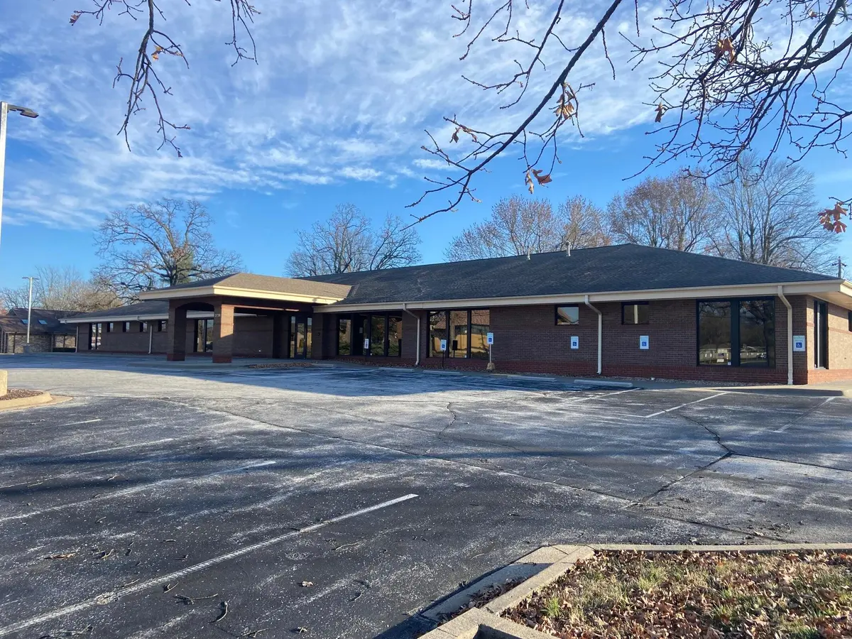 2734 E Sunshine ST, Springfield, MO 65804