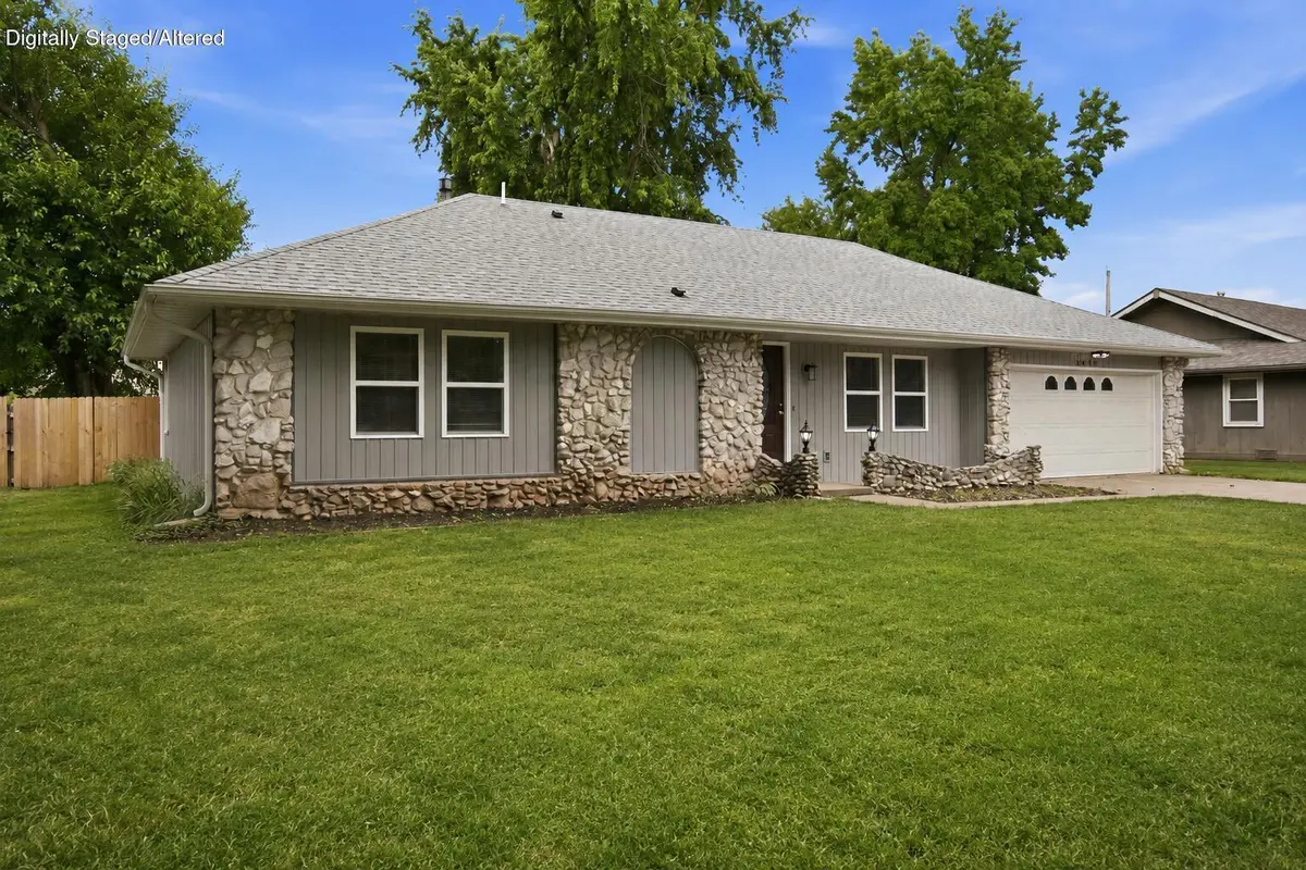 3815 S Queens CT, Springfield, MO 65807