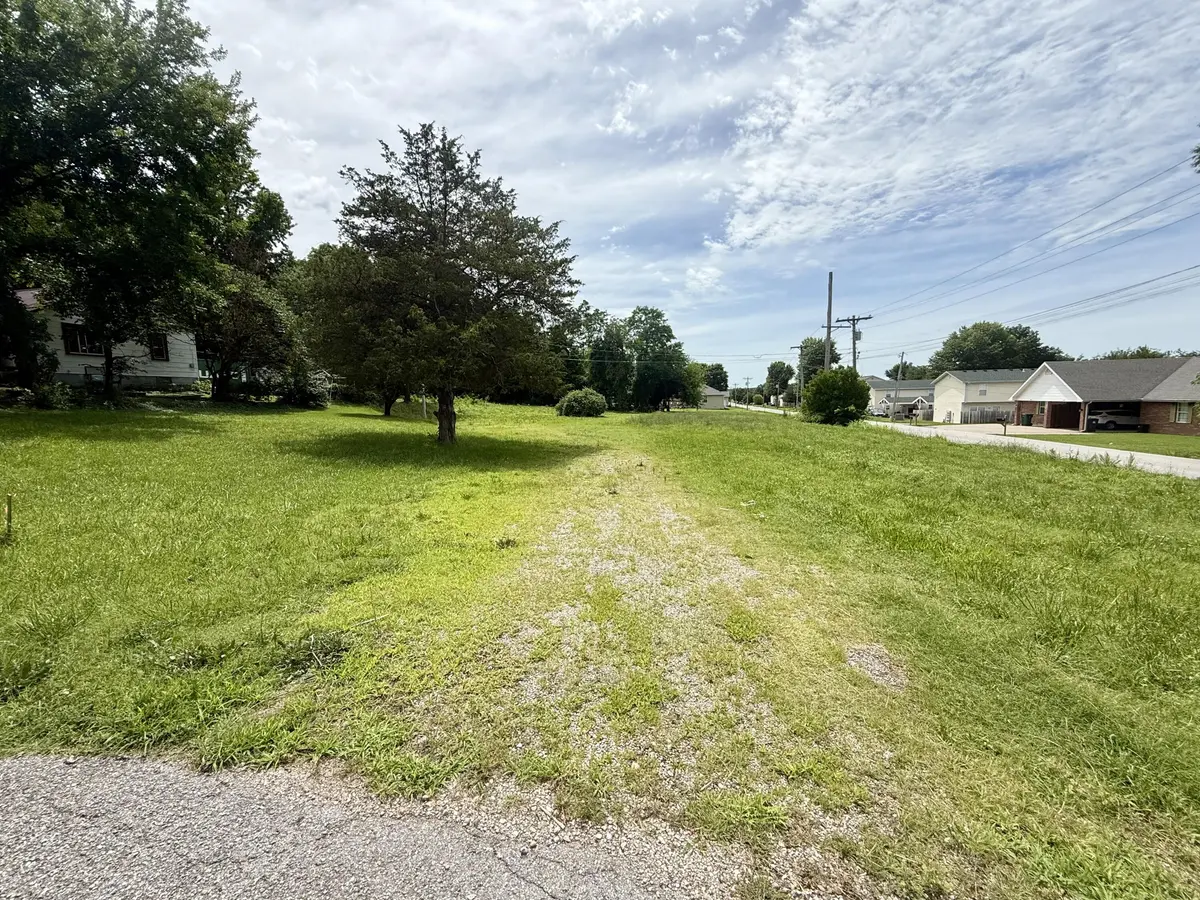 355&357 Roberts DR, Mt Vernon, MO 65712