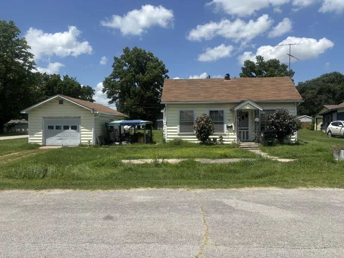 15 W Lee ST, Aurora, MO 65605