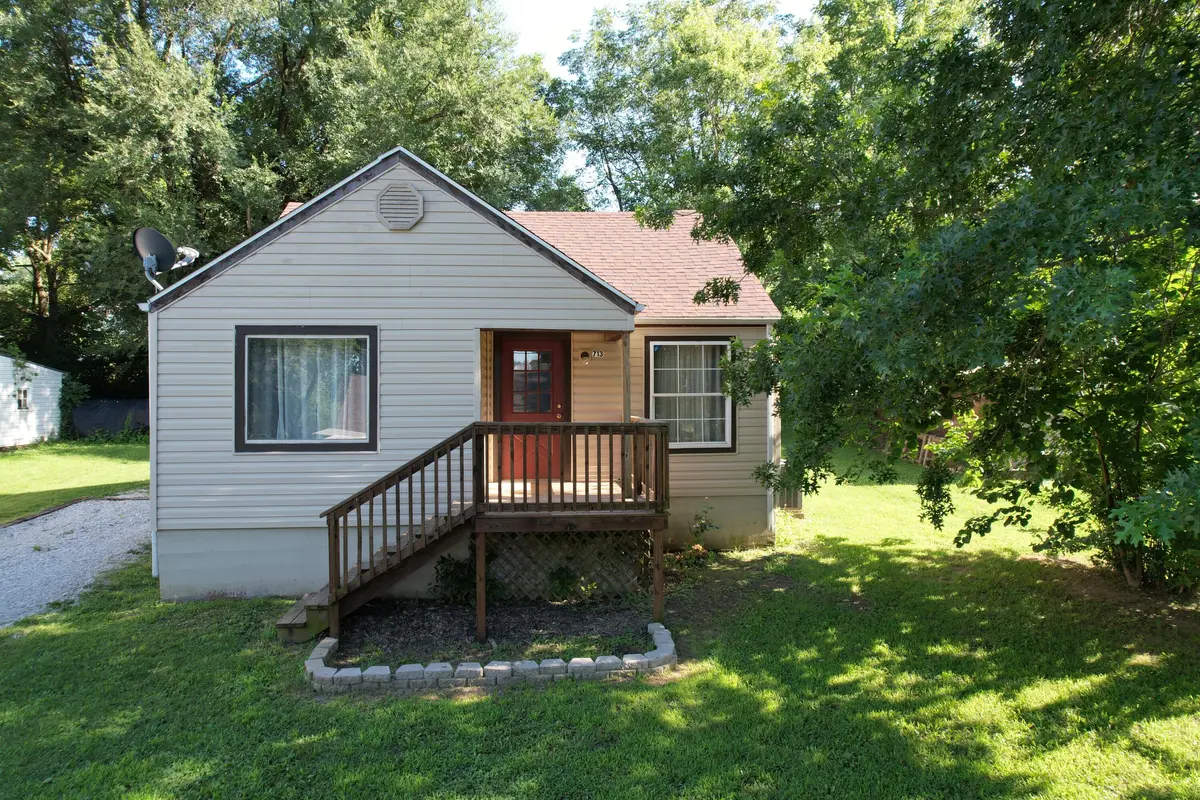 713 E Benton AVE, Ava, MO 65608