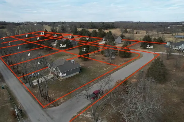 5 S Center ST, Willow Springs, MO 65793