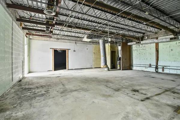 1075 E Commercial ST, Springfield, MO 65803