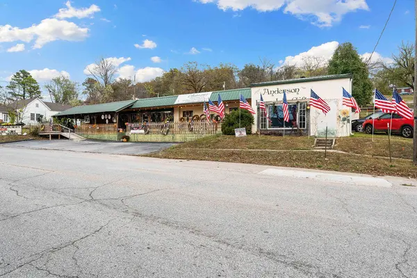 102 N Walnut Street, Anderson, MO 64831