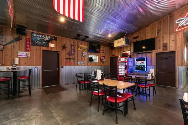 1450 E Mt Gilead RD, Bolivar, MO 65613