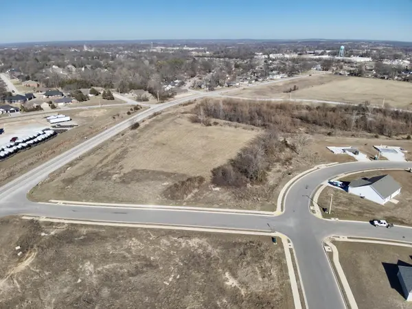 001 S Durango DR, Bolivar, MO 65613