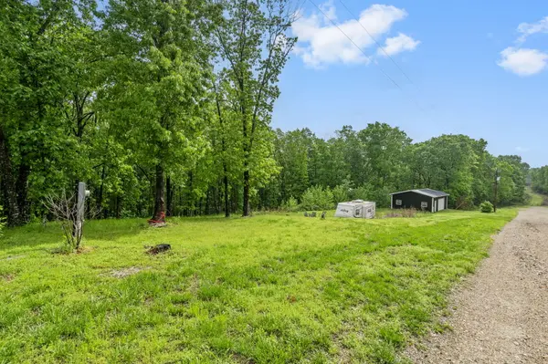 149 Rosemary LN, Lampe, MO 65681