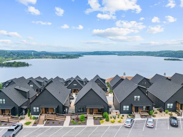 400 Poolside Pass, Hollister, MO 65672