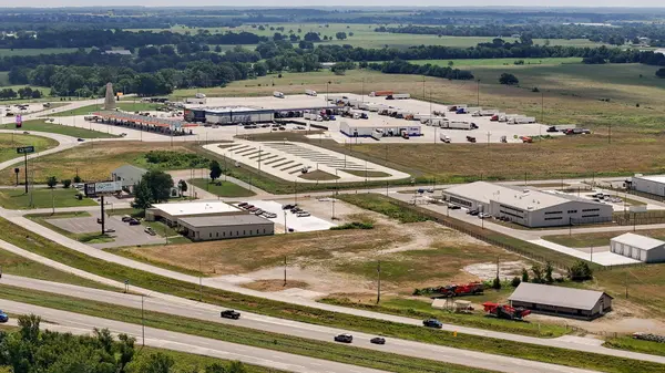 000 Daniel DR, Mt Vernon, MO 65712