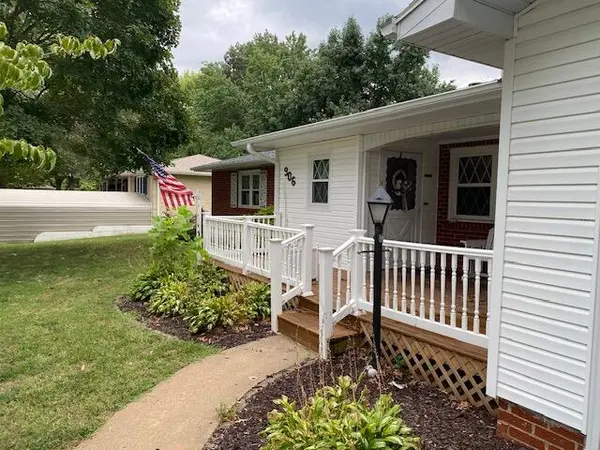 906 W Pearl ST, Aurora, MO 65605