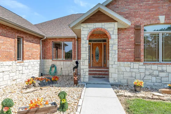 8 Mission Ridge LN, Reeds Spring, MO 65737