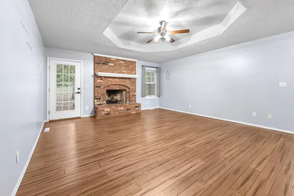 1740 N Pine ST, Marshfield, MO 65706