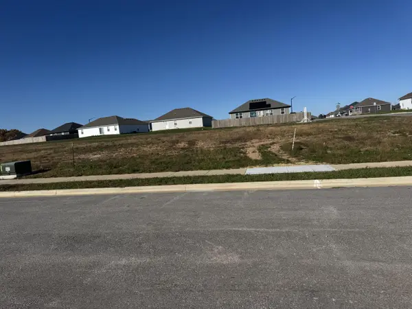 1352 E Charlton ST, Republic, MO 65738