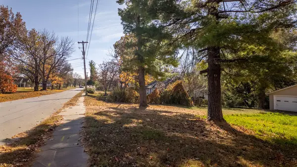 2453 N Albertha Avenue, Springfield, MO 65803