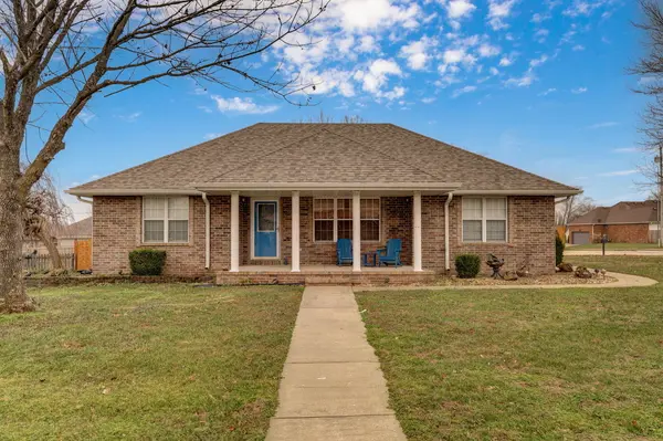 1302 E Primrose LN, Republic, MO 65738