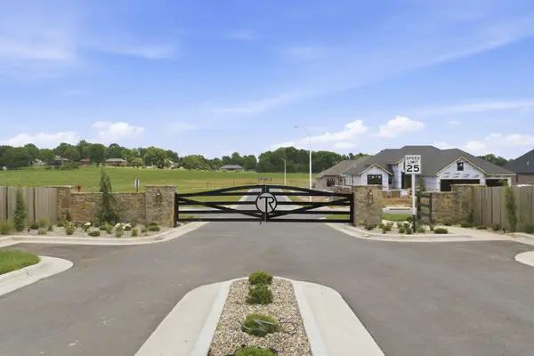 1601 S Crepe Myrtle LN, Springfield, MO 65809