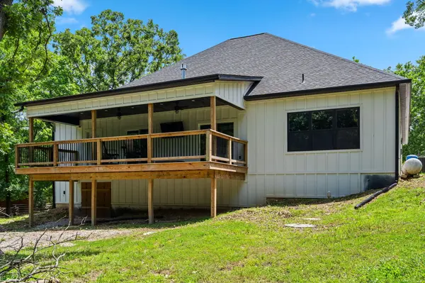 789 Breezy Point LN, Kimberling City, MO 65686