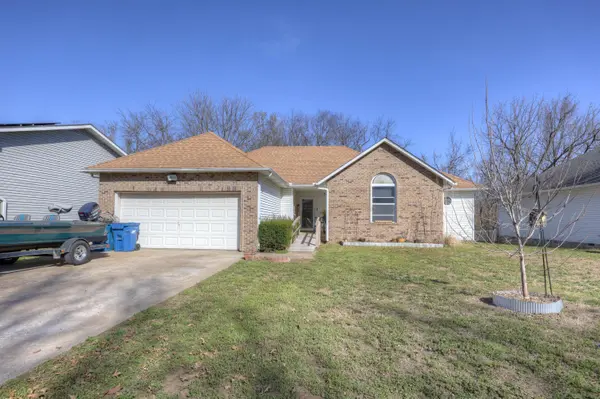 1206 Douglas CT, Carthage, MO 64836