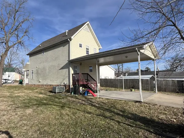208 W 3rd ST, Willow Springs, MO 65793