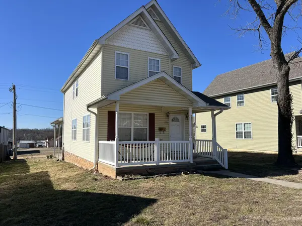 208 W 3rd ST, Willow Springs, MO 65793
