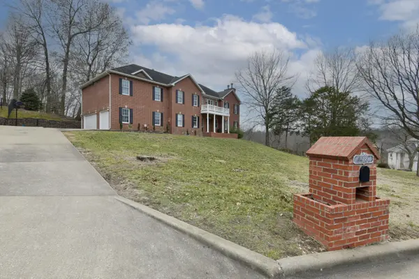 1658 W Caleb CT, Springfield, MO 65810