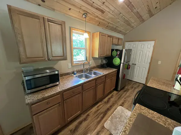 941 Peace In The Valley RD, Blue Eye, MO 65611