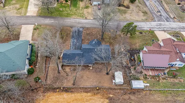 704 E Pamela DR, West Plains, MO 65775
