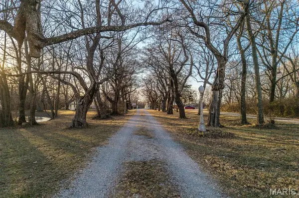 2001 Beck LN, Lebanon, MO 65536