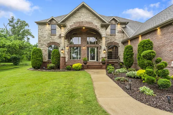 2421 Candlebark LN, Lebanon, MO 65536