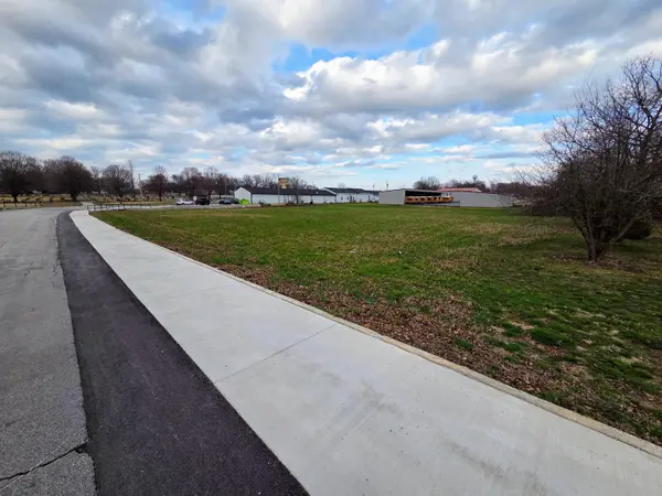 000 Maple LN, Ash Grove, MO 65604